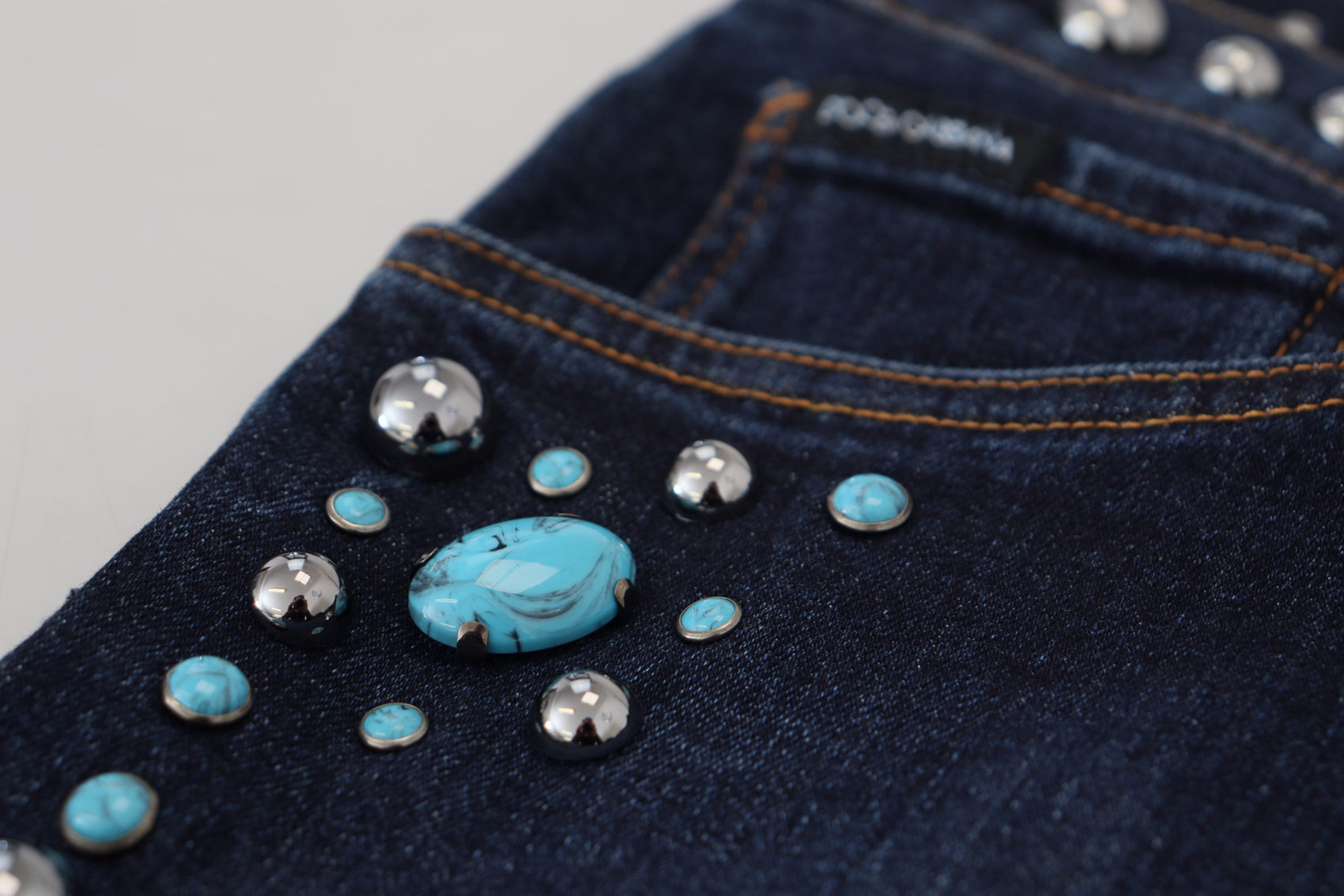 Jeans mit Nieten und Opulenz-Print
