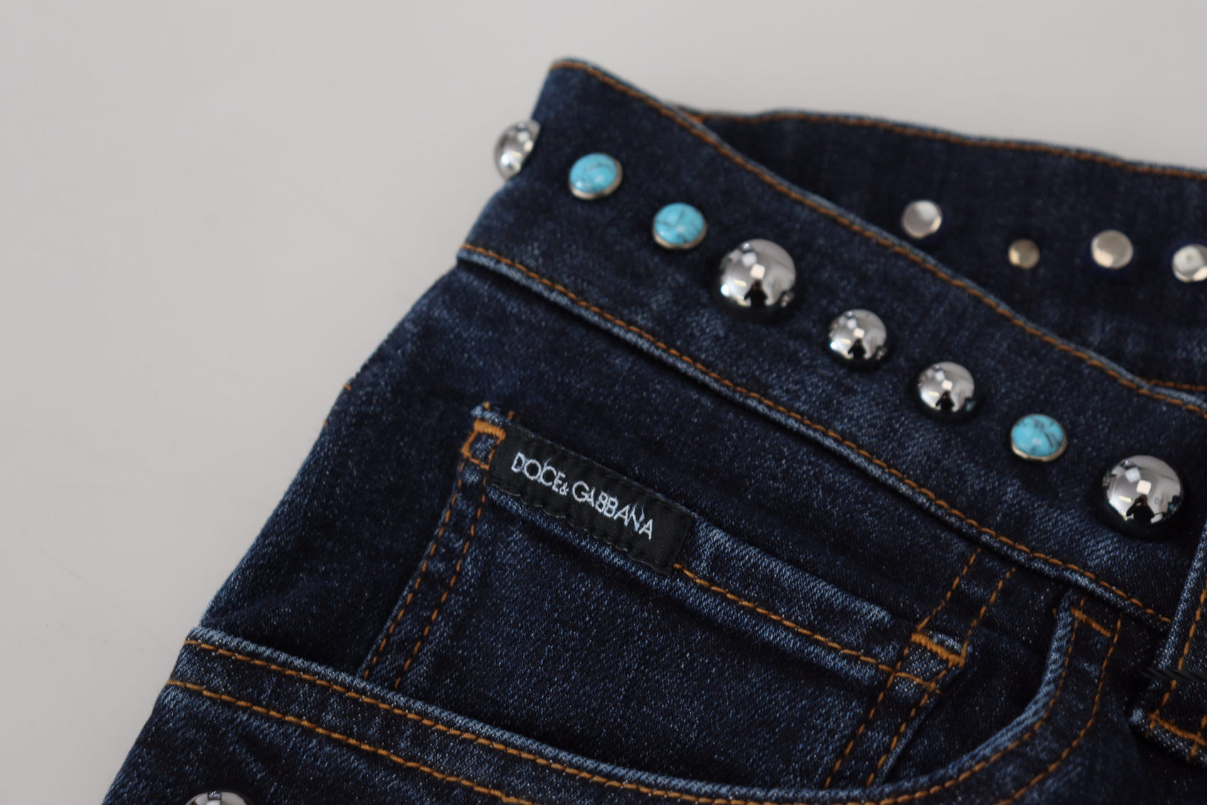 Jeans mit Nieten und Opulenz-Print