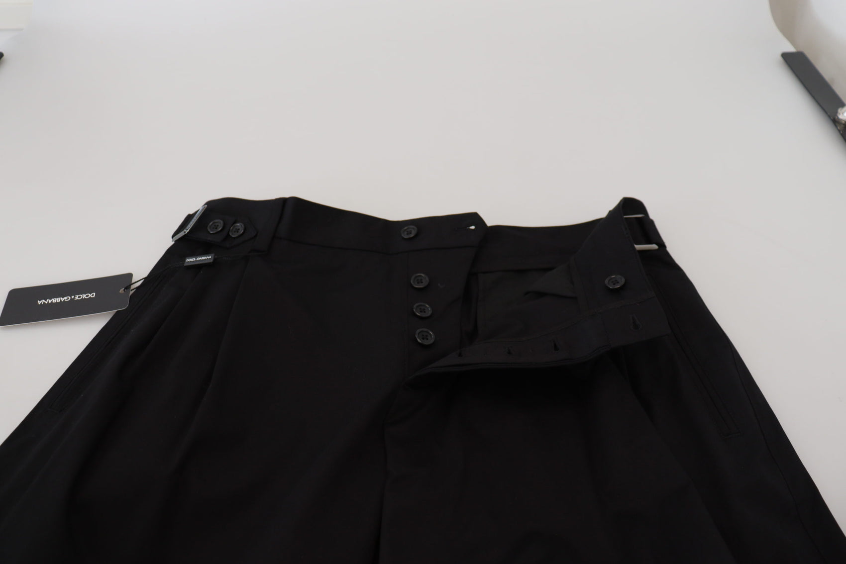 Elegante schwarze italienische Designerhose mit seitlicher Schnalle