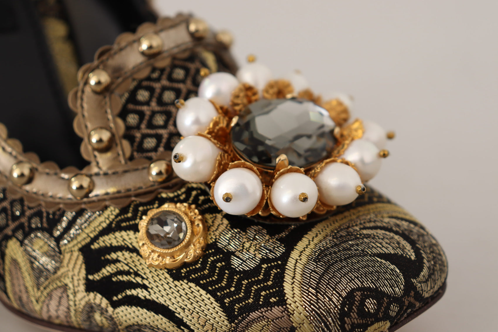 Eleganti décolleté in broccato jacquard dorato