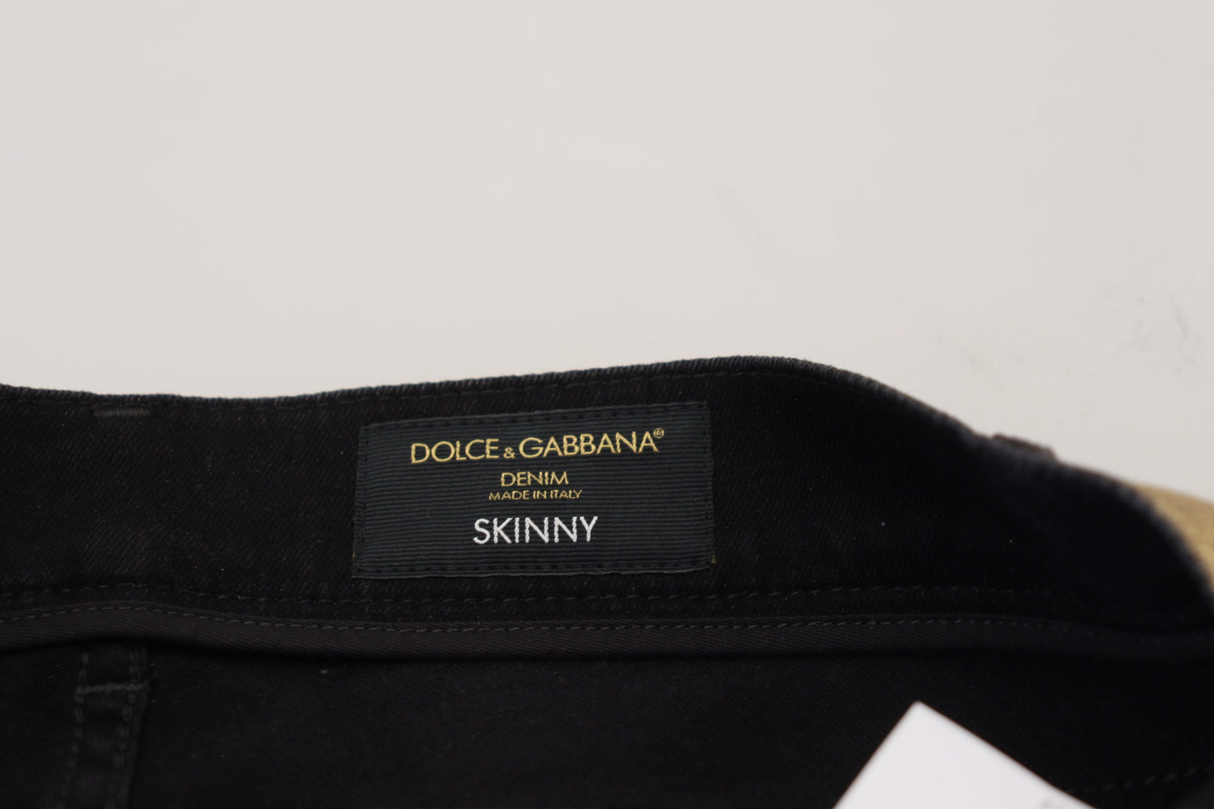 Elegante Eleganz aus goldenem Denim
