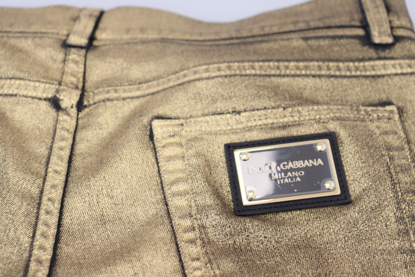 Elegante Eleganz aus goldenem Denim