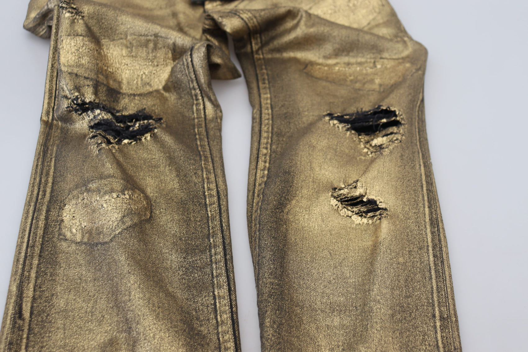 Elegante Eleganz aus goldenem Denim