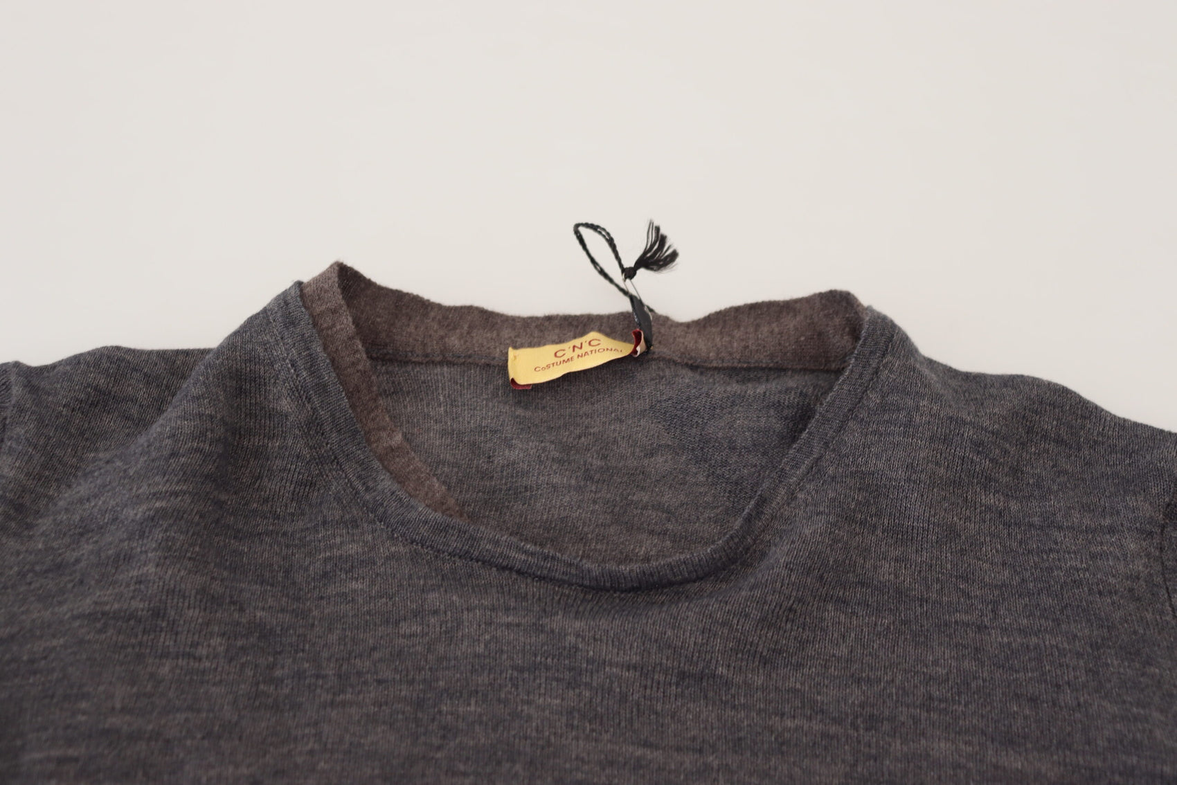 Eleganter grauer Pullover mit Rundhalsausschnitt