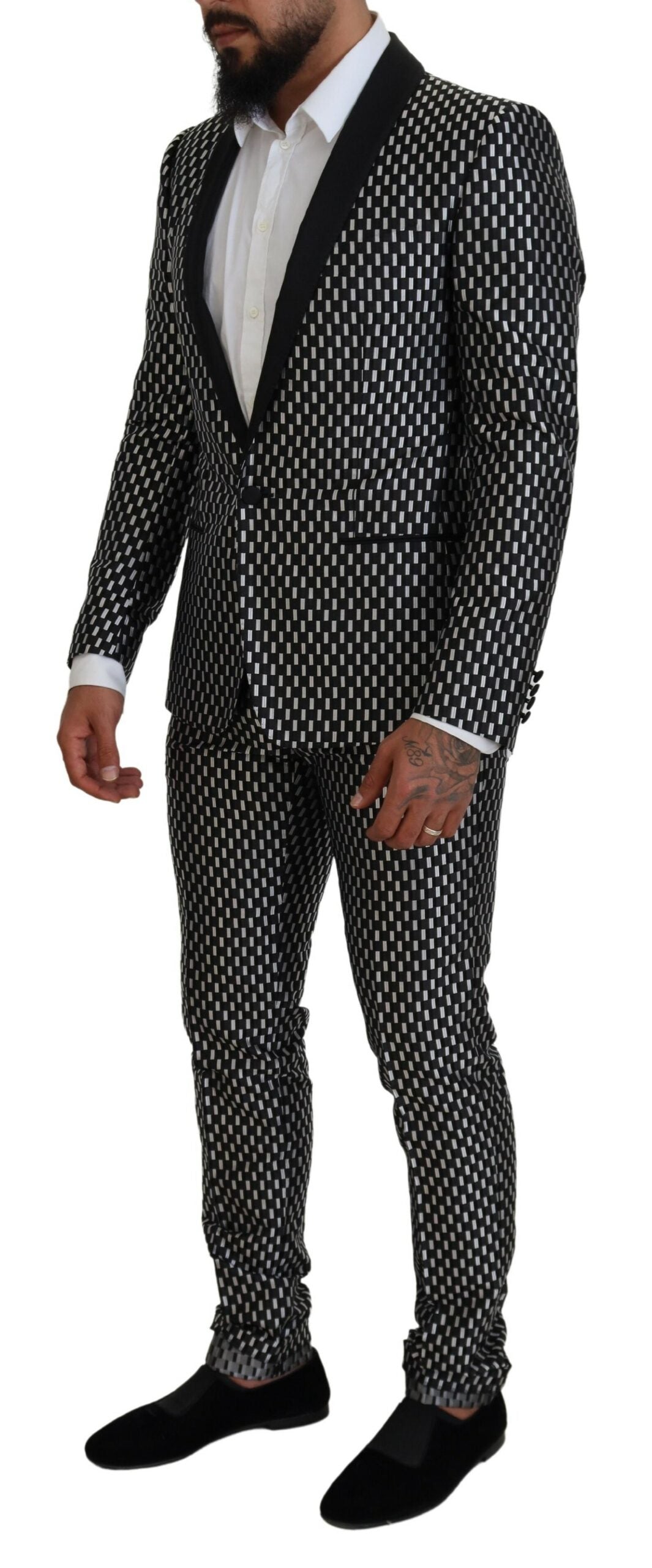 Elegante abito slim fit in misto seta nera