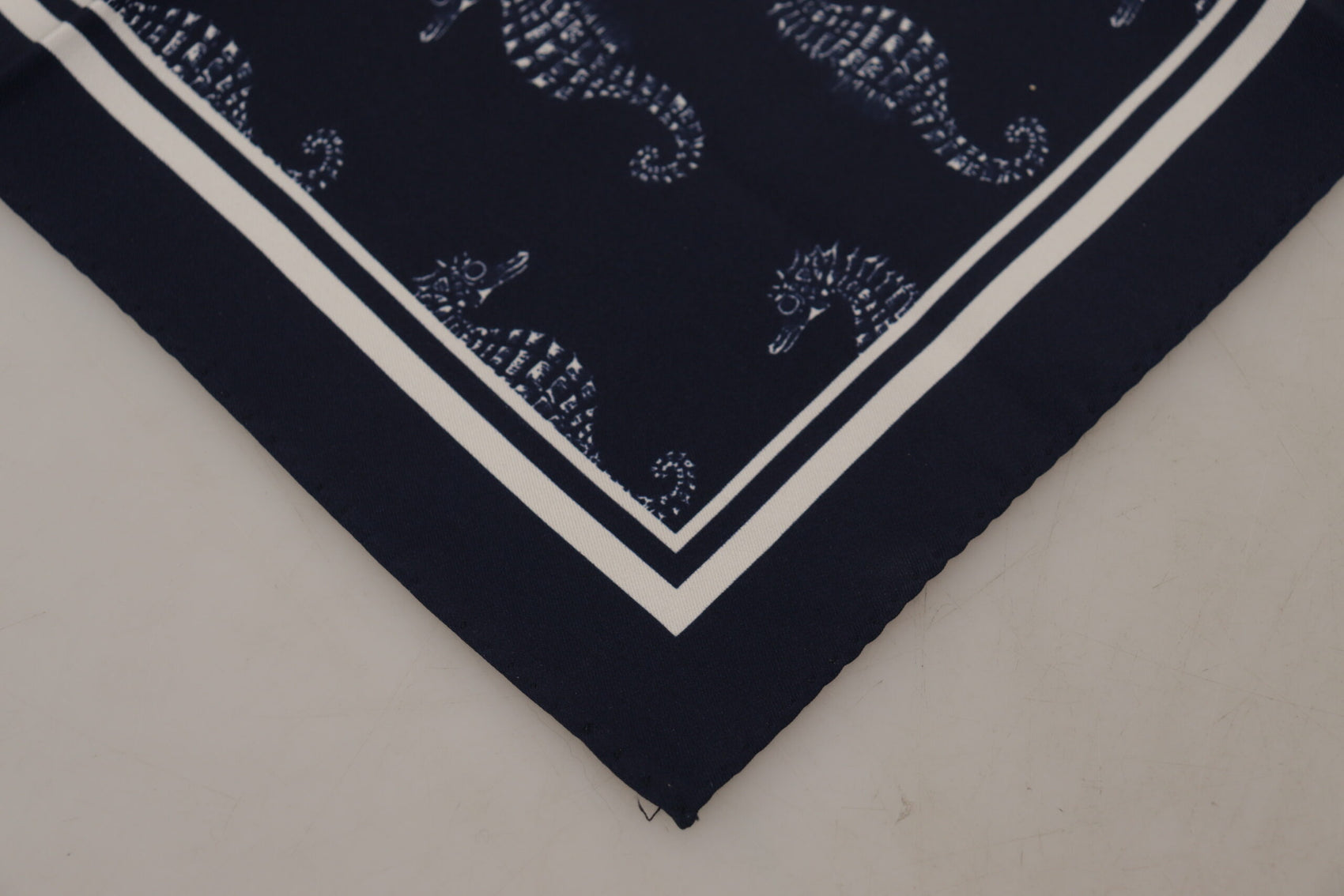 Sciarpa da uomo in seta con cavalluccio marino blu elegante