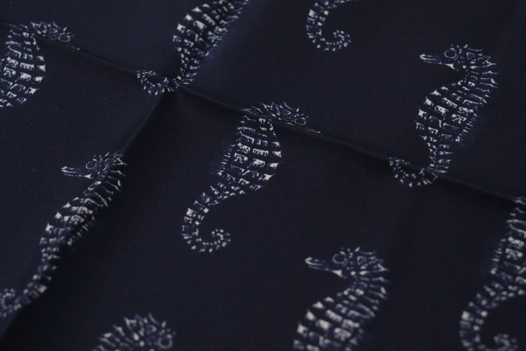 Sciarpa da uomo in seta con cavalluccio marino blu elegante