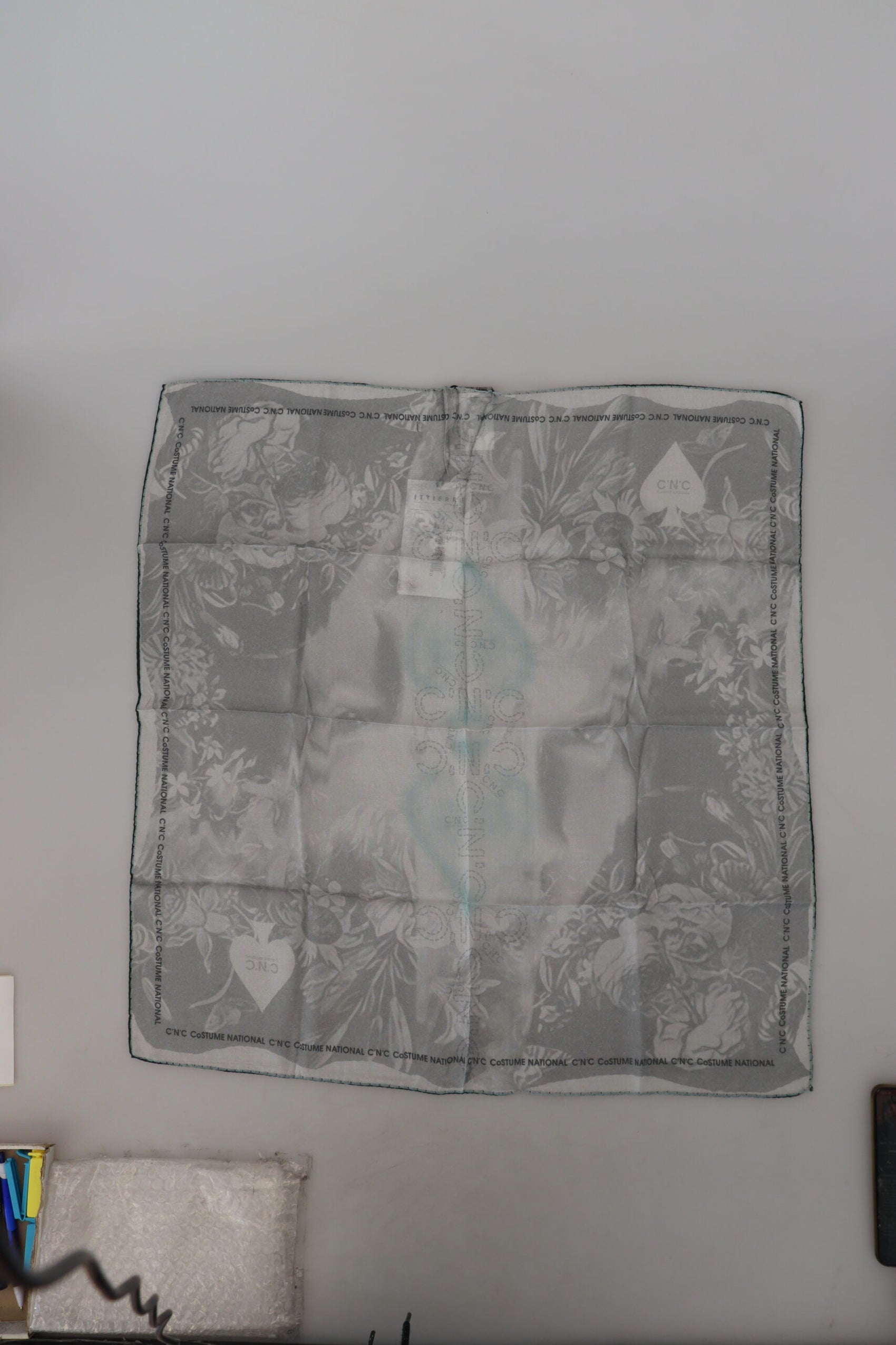 Eleganter quadratischer Schal aus grauer Baumwolle