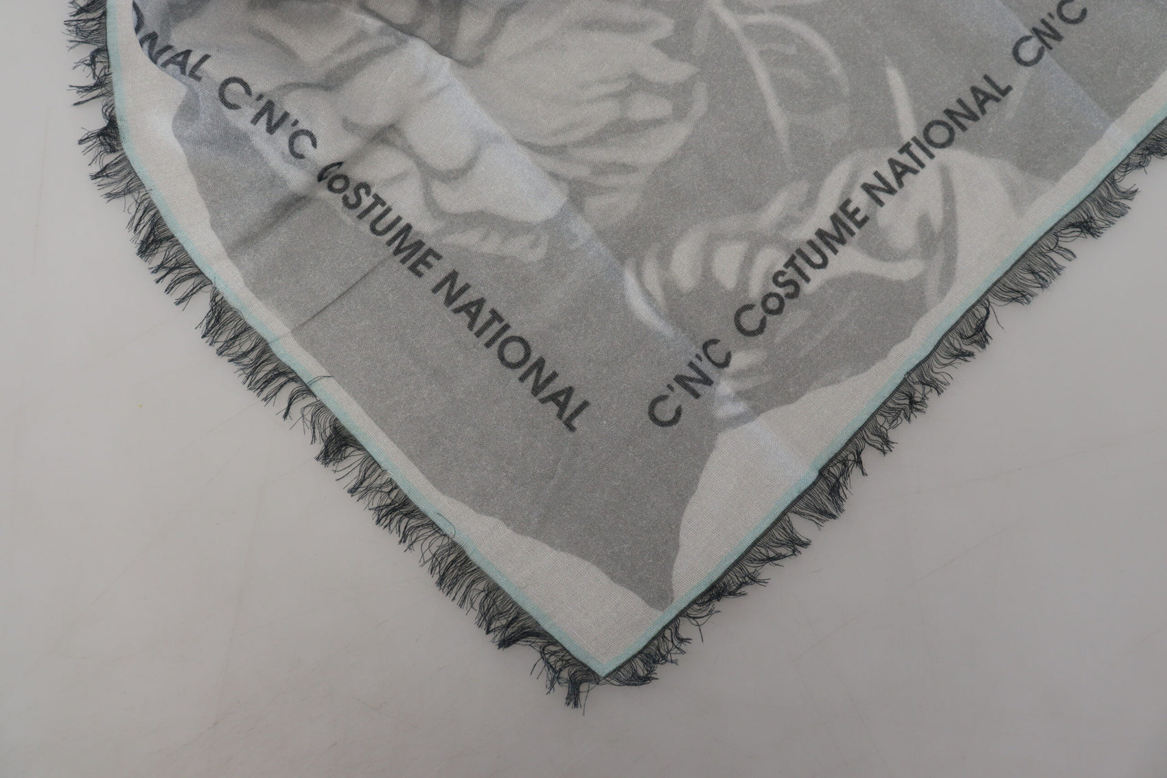 Schicker Designer-Schal in Grau mit Fransen