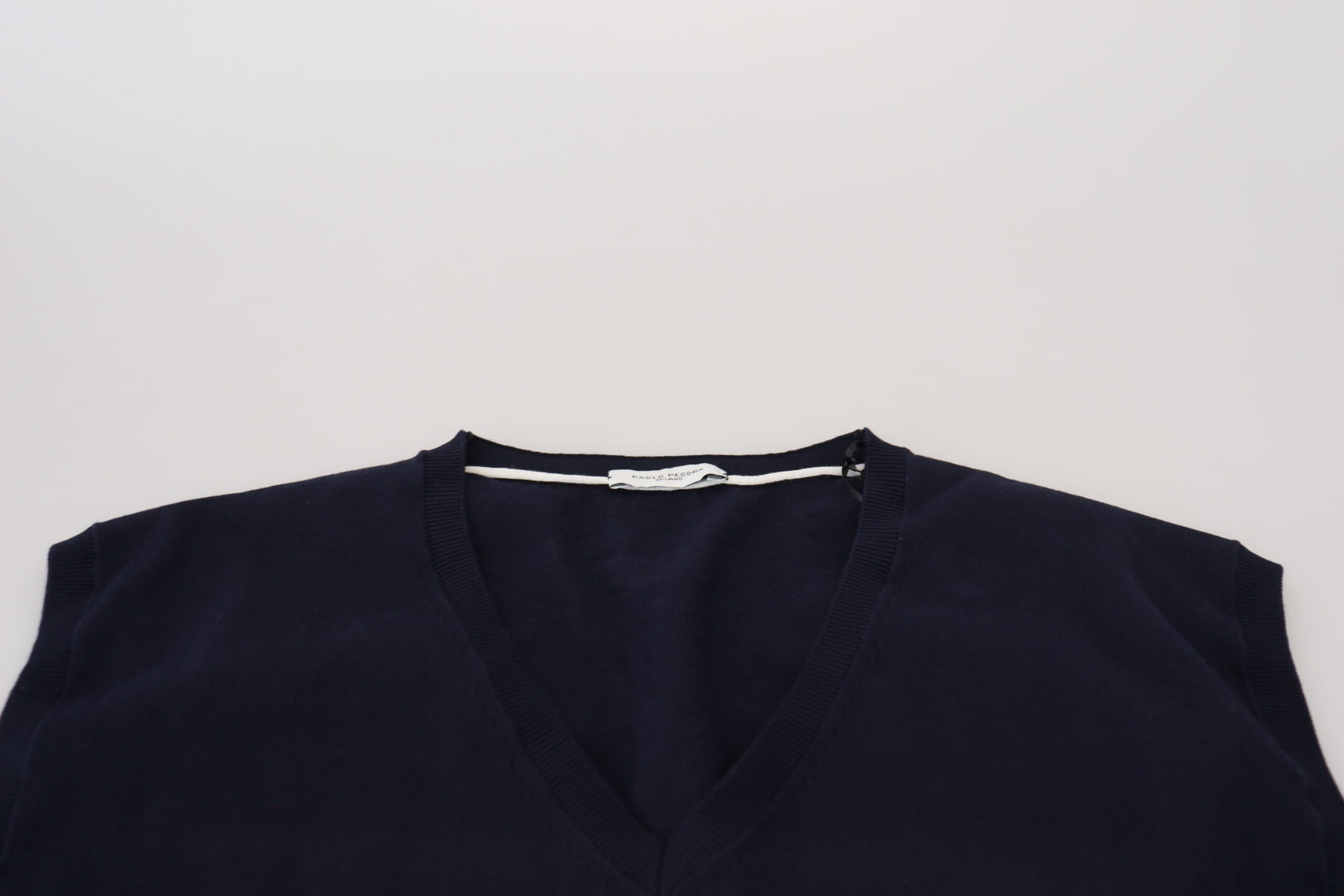 Elegantes schwarzes ärmelloses Tanktop mit V-Ausschnitt