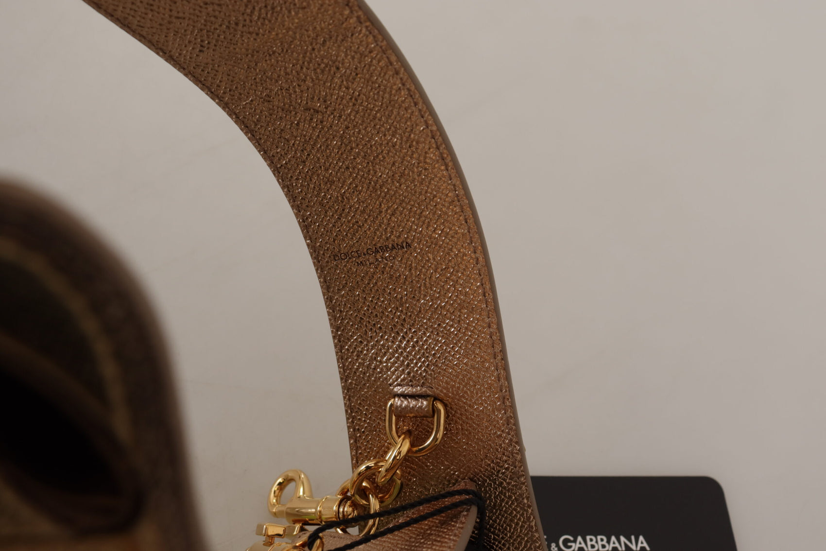 Eleganter Schultergurt aus goldenem Leder