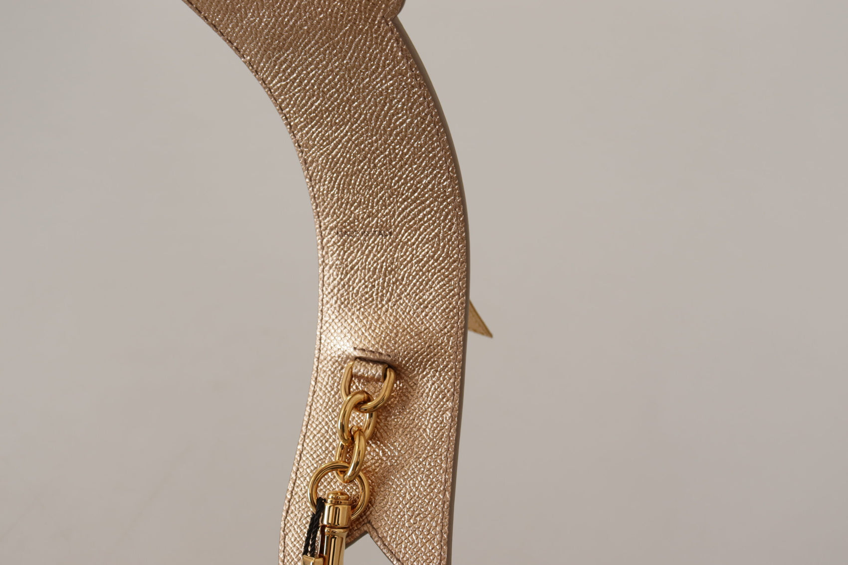 Eleganter Schultergurt aus goldenem Leder