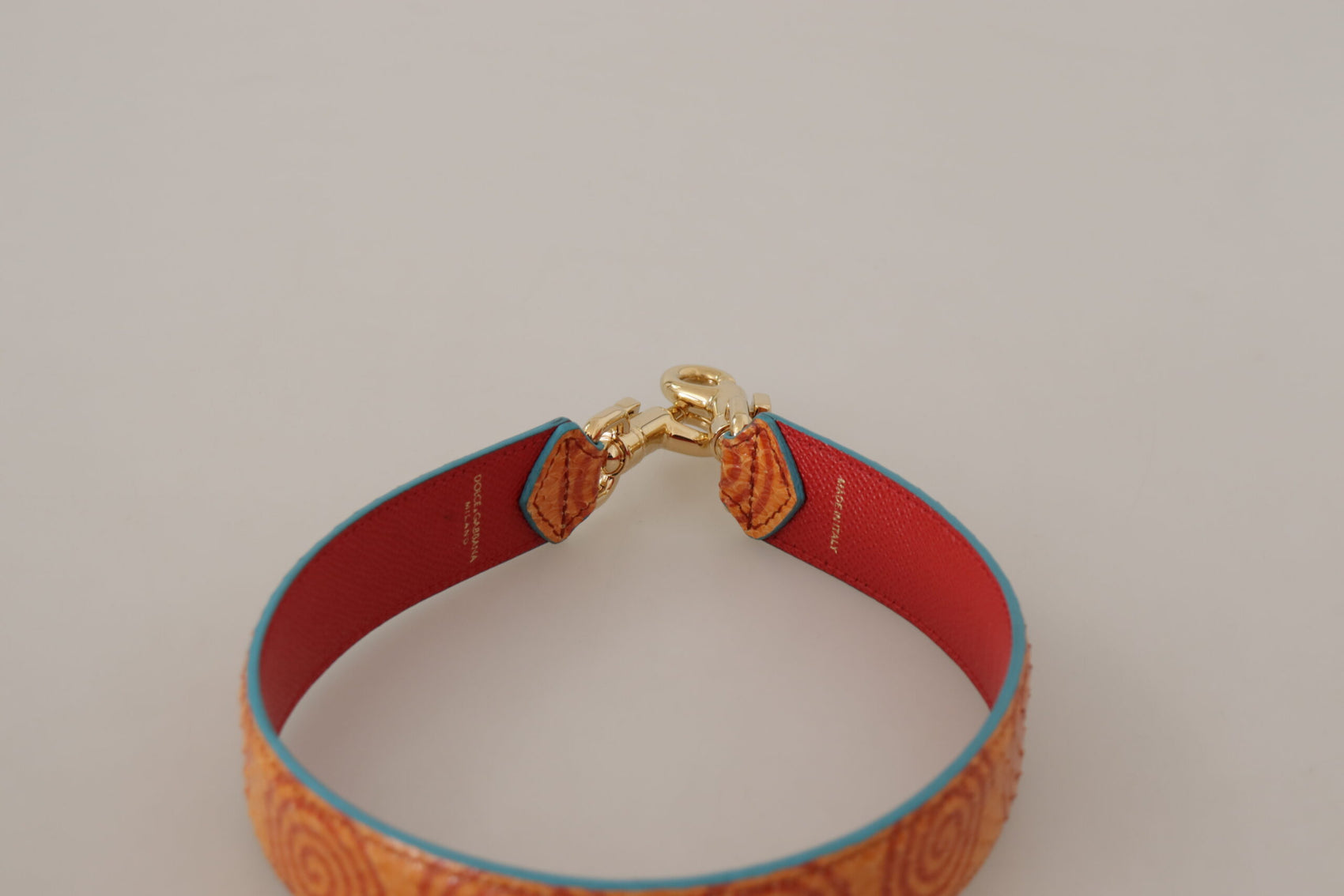 Elegante accessorio con tracolla in pelle arancione