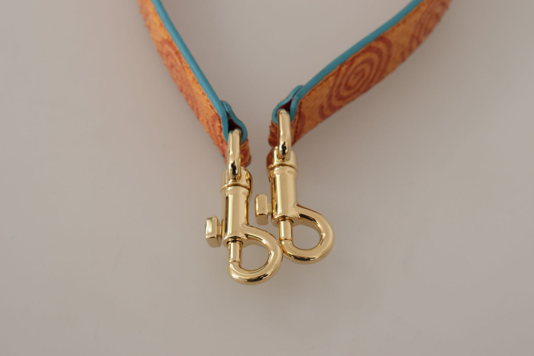 Elegante accessorio con tracolla in pelle arancione