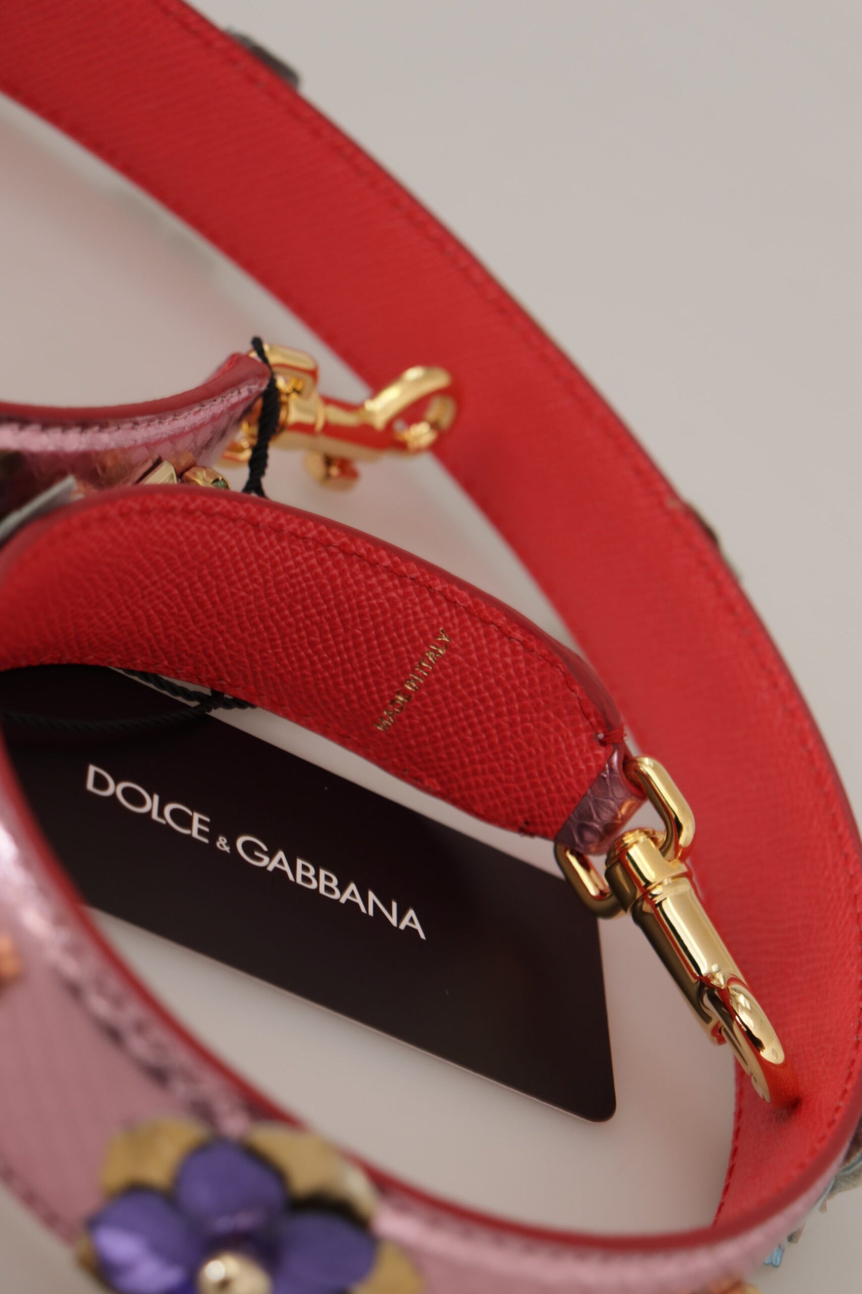 Elegante tracolla in pelle rosa metallizzata