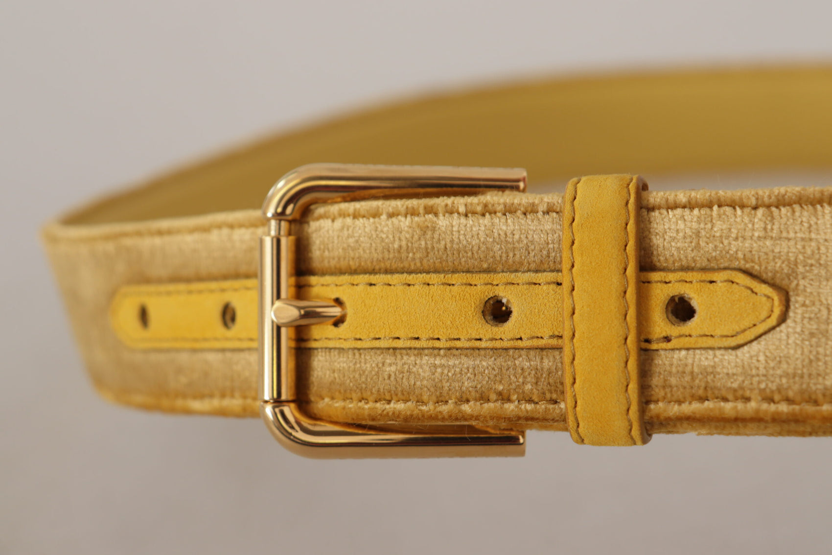 Eleganter Designer-Gürtel aus Samt mit goldener Schnalle