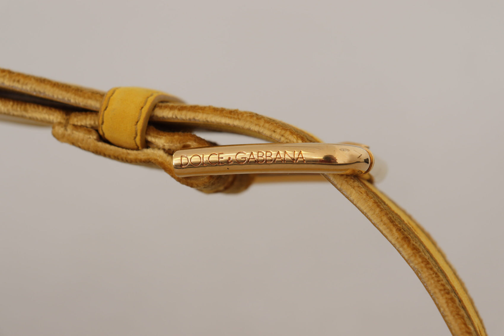 Eleganter Designer-Gürtel aus Samt mit goldener Schnalle