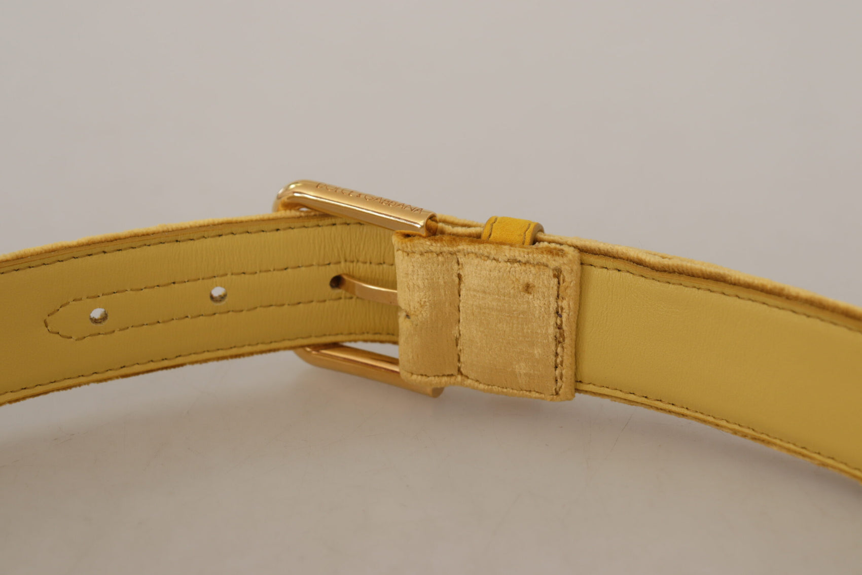 Eleganter Designer-Gürtel aus Samt mit goldener Schnalle