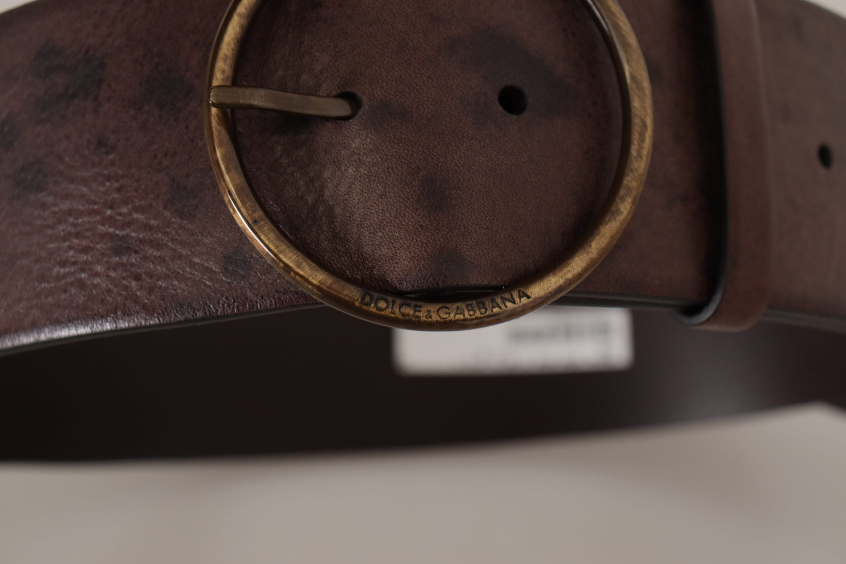 Eleganter dunkelbrauner Ledergürtel mit Logo-Schnalle