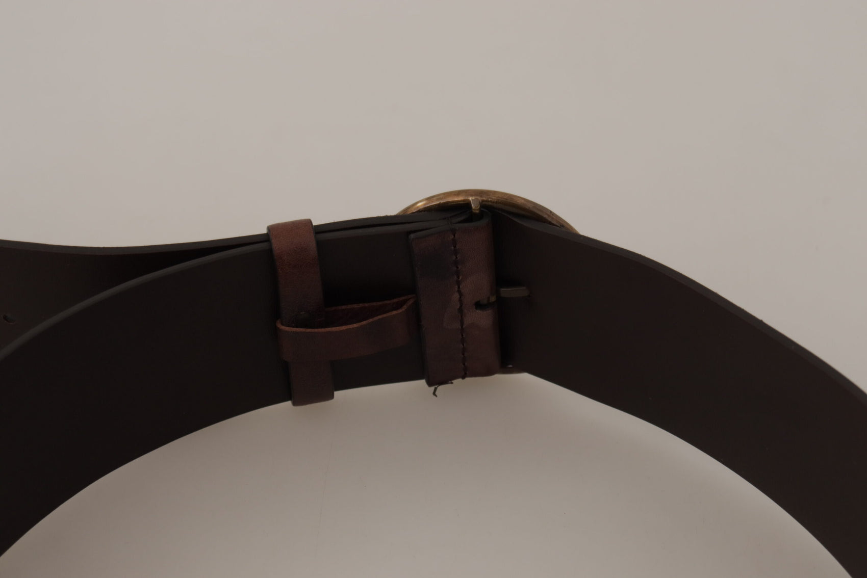 Eleganter dunkelbrauner Ledergürtel mit Logo-Schnalle