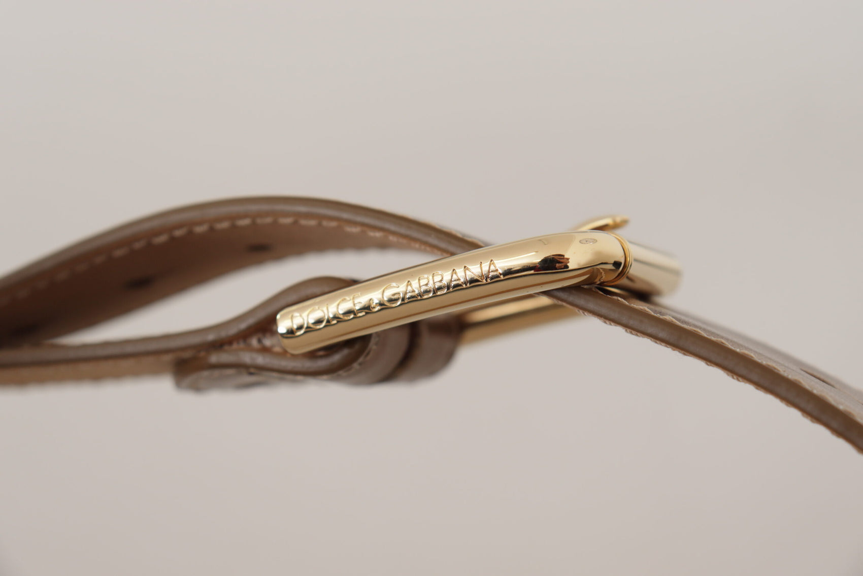 Eleganter bronzefarbener Ledergürtel mit Logo-Schnalle