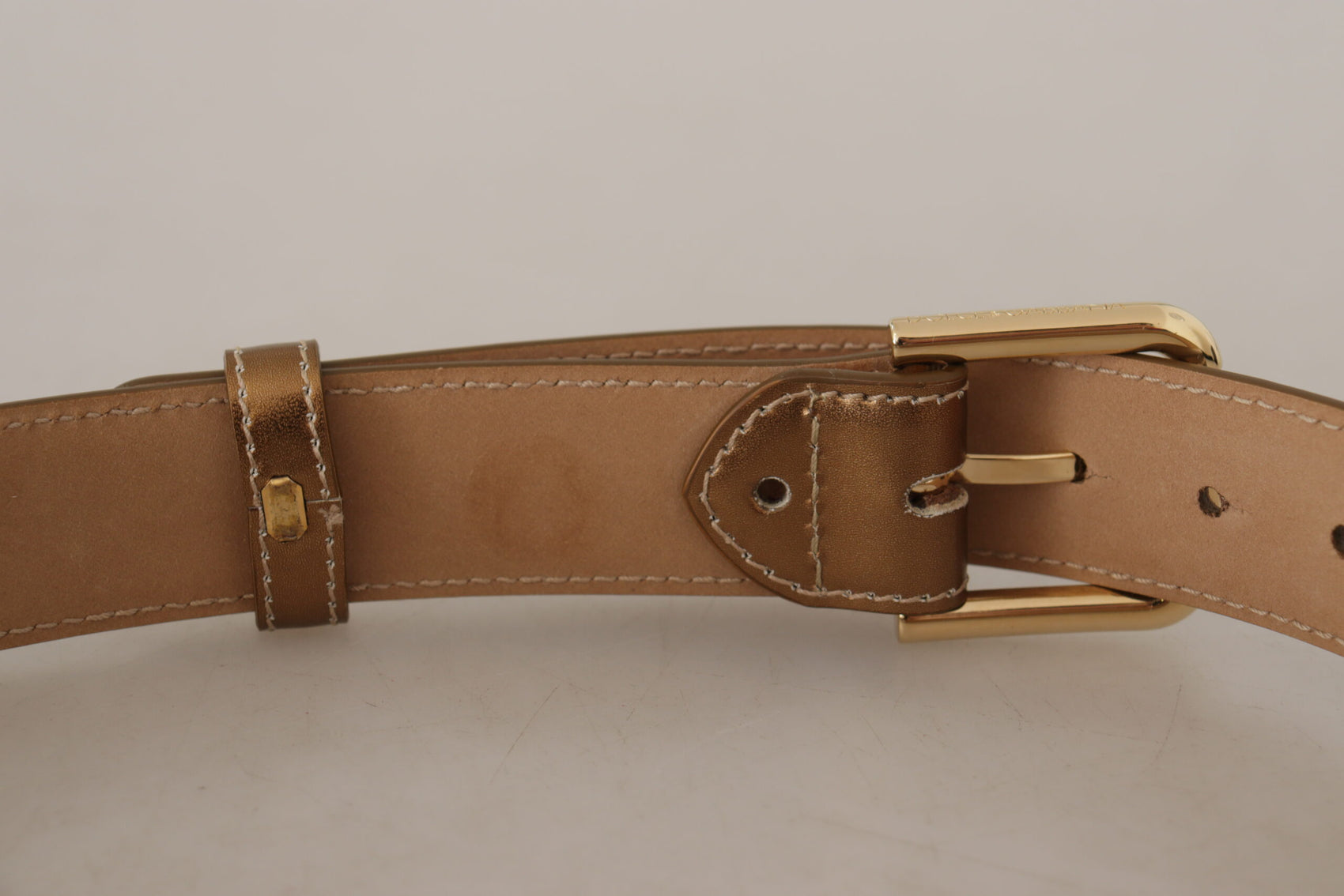 Eleganter bronzefarbener Ledergürtel mit Logo-Schnalle