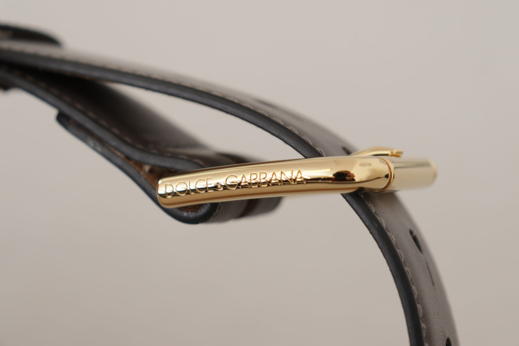 Eleganter Ledergürtel mit gravierter Schnalle