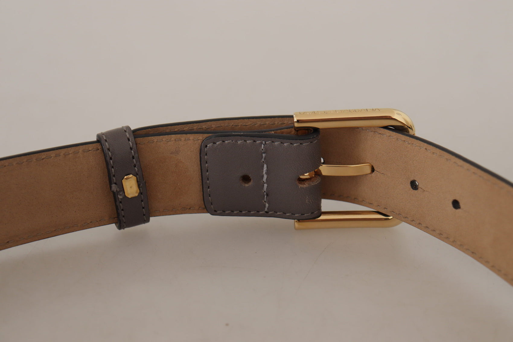 Eleganter Ledergürtel mit gravierter Schnalle