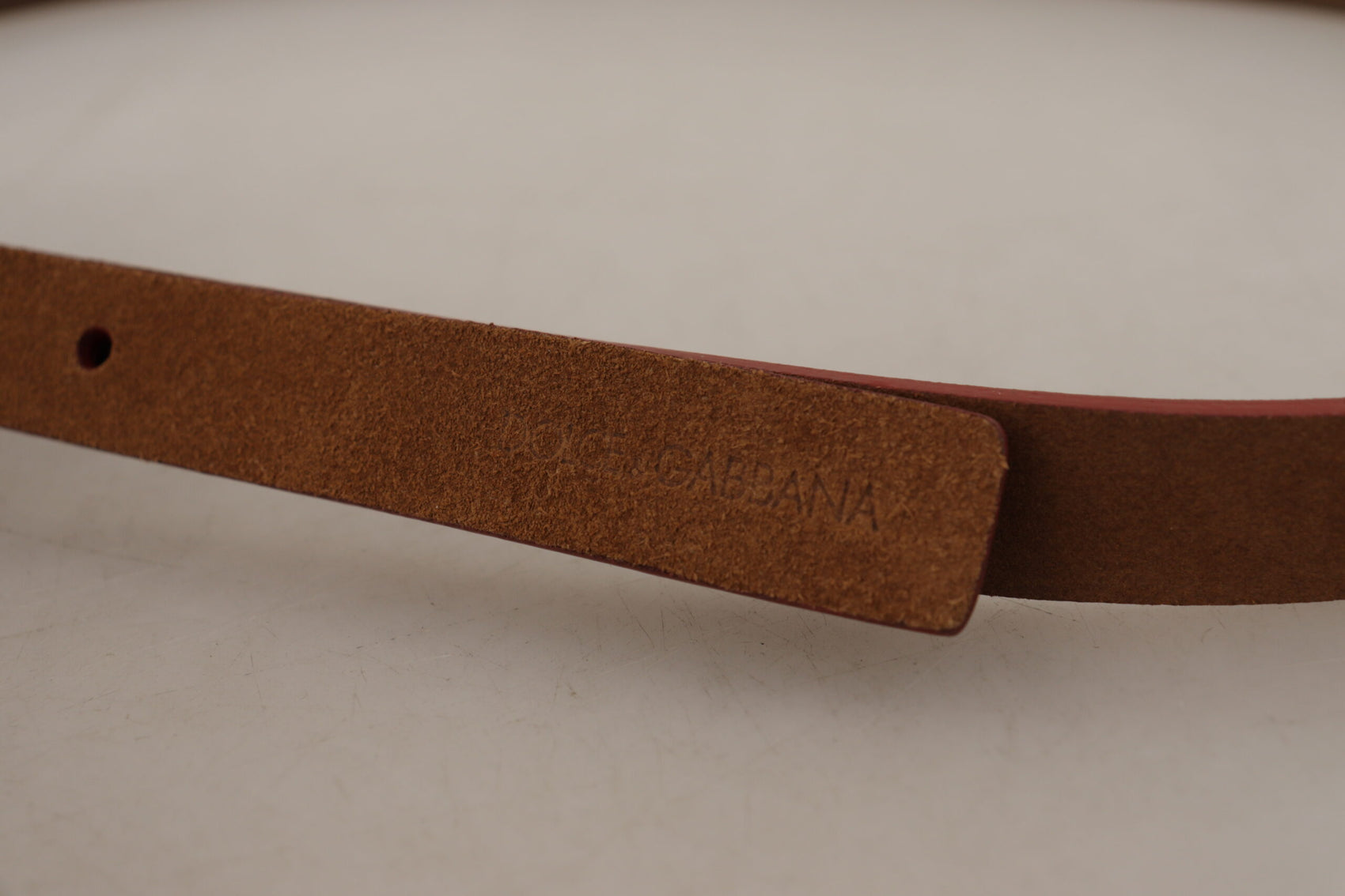 Schicker Wildledergürtel mit Logo-Gravurschnalle