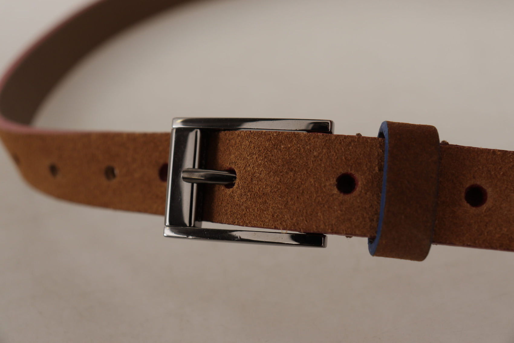 Schicker Wildledergürtel mit Logo-Gravurschnalle