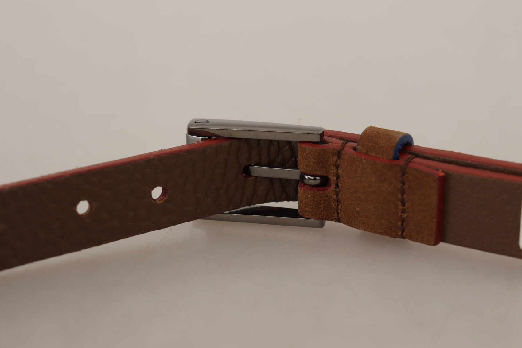 Schicker Wildledergürtel mit Logo-Gravurschnalle