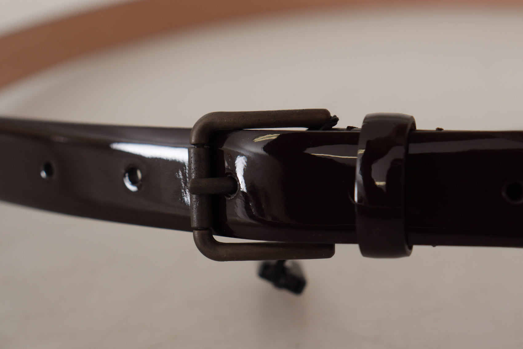 Eleganter schwarzer Ledergürtel mit Logoschnalle