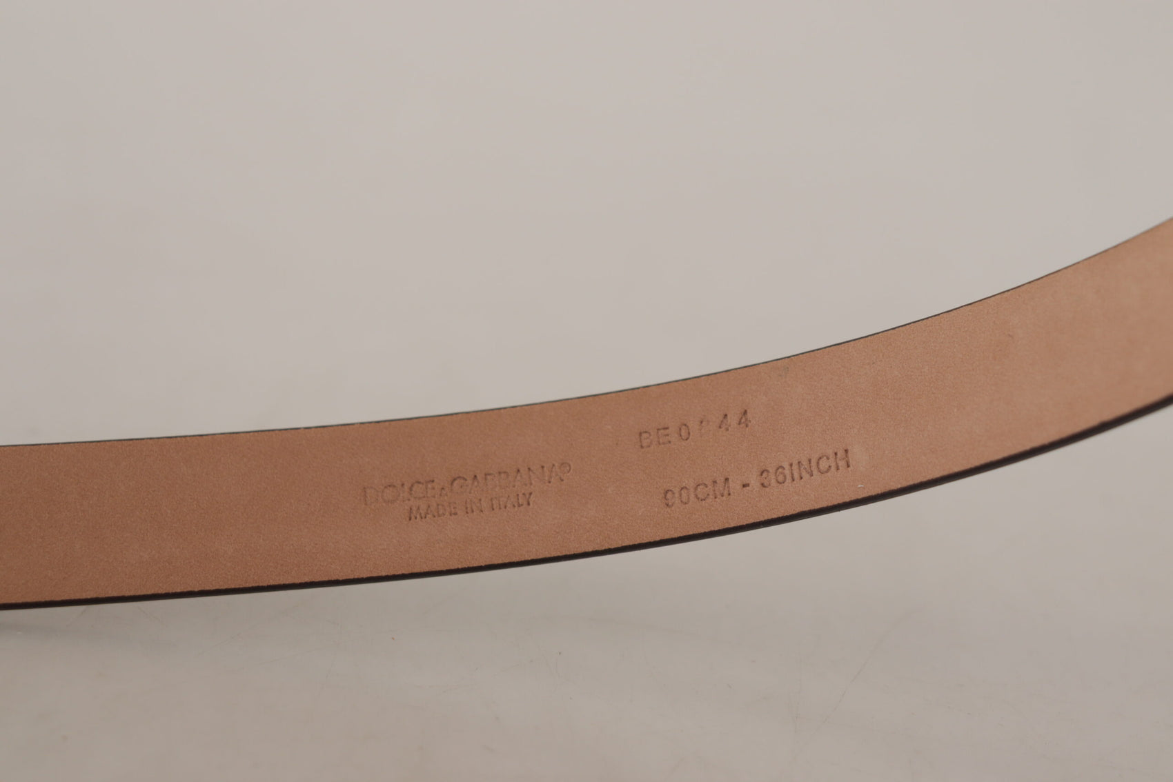 Eleganter schwarzer Ledergürtel mit Logoschnalle