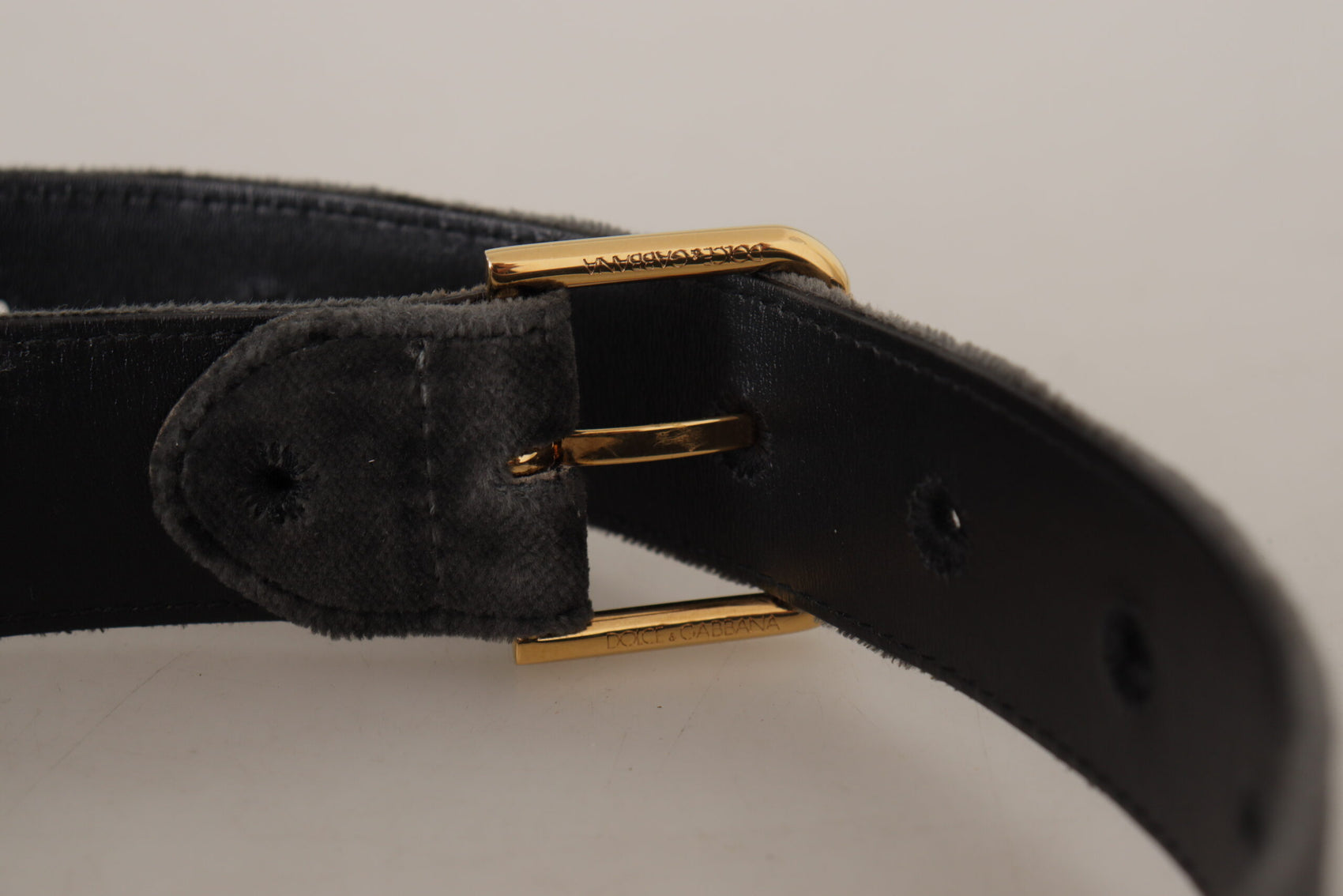 Eleganter Samtgürtel mit gravierter Schnalle
