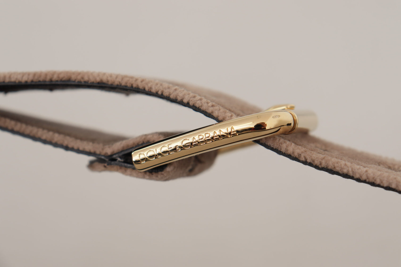 Eleganter Samtgürtel mit Logoschnalle