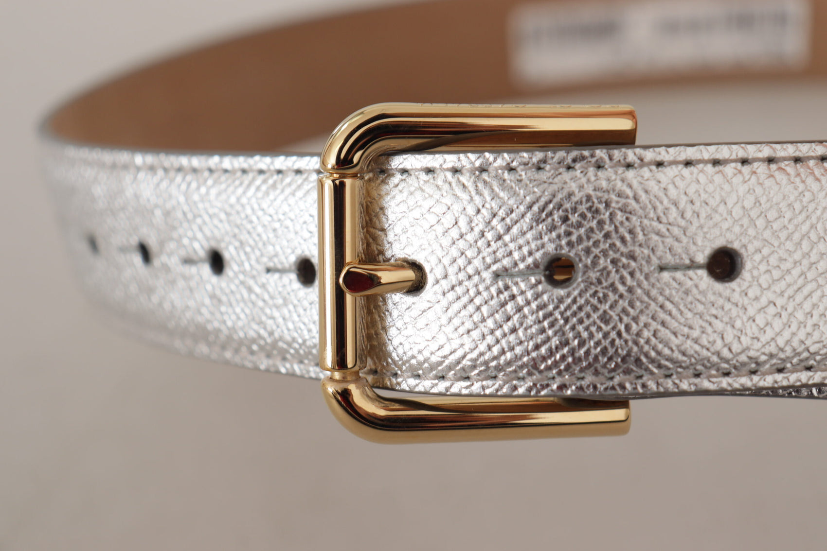 Eleganter silberner Ledergürtel mit gravierter Schnalle