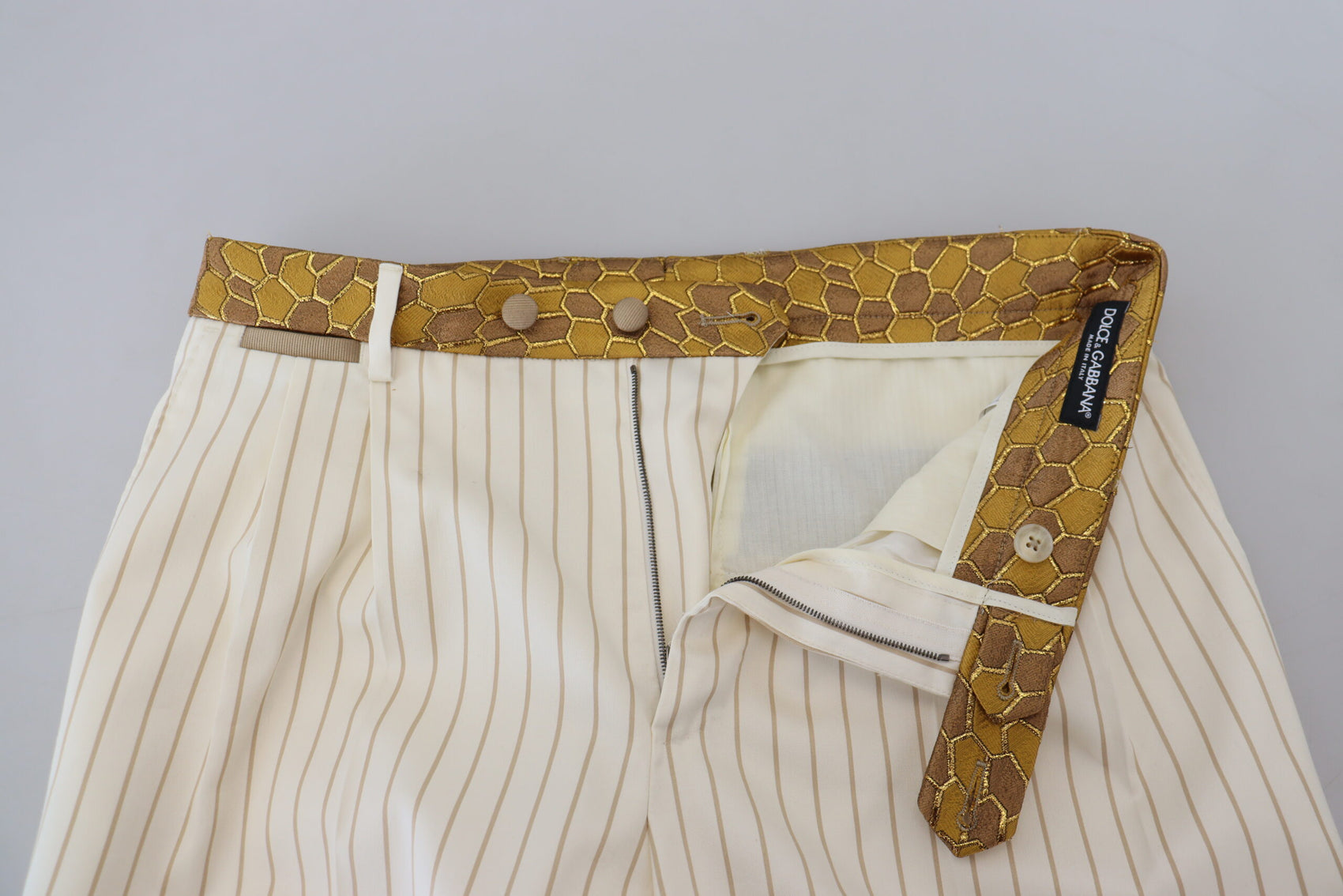 Eleganter cremefarbener Zweireiheranzug