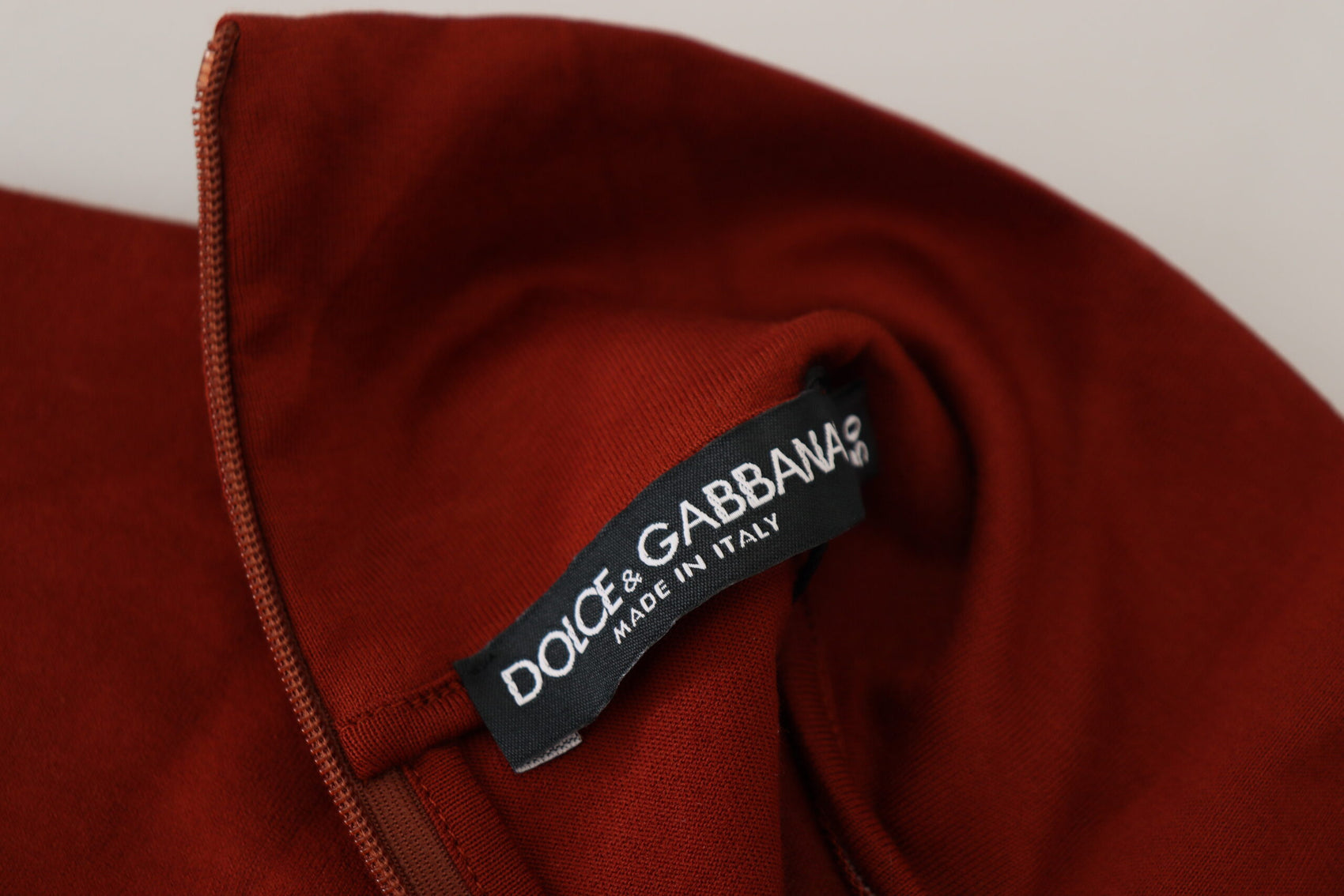 Elegante maglione con cerniera e colletto color marrone
