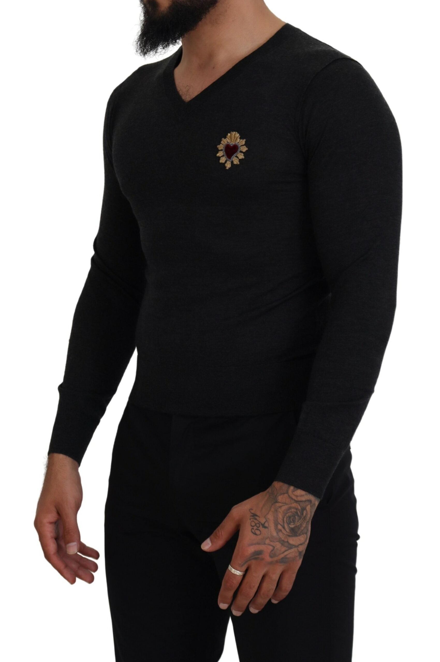 Maglione in cashmere con scollo a V e ricamo a cuore