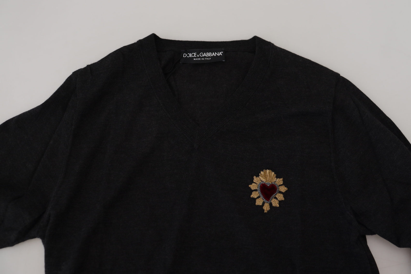 Maglione in cashmere con scollo a V e ricamo a cuore