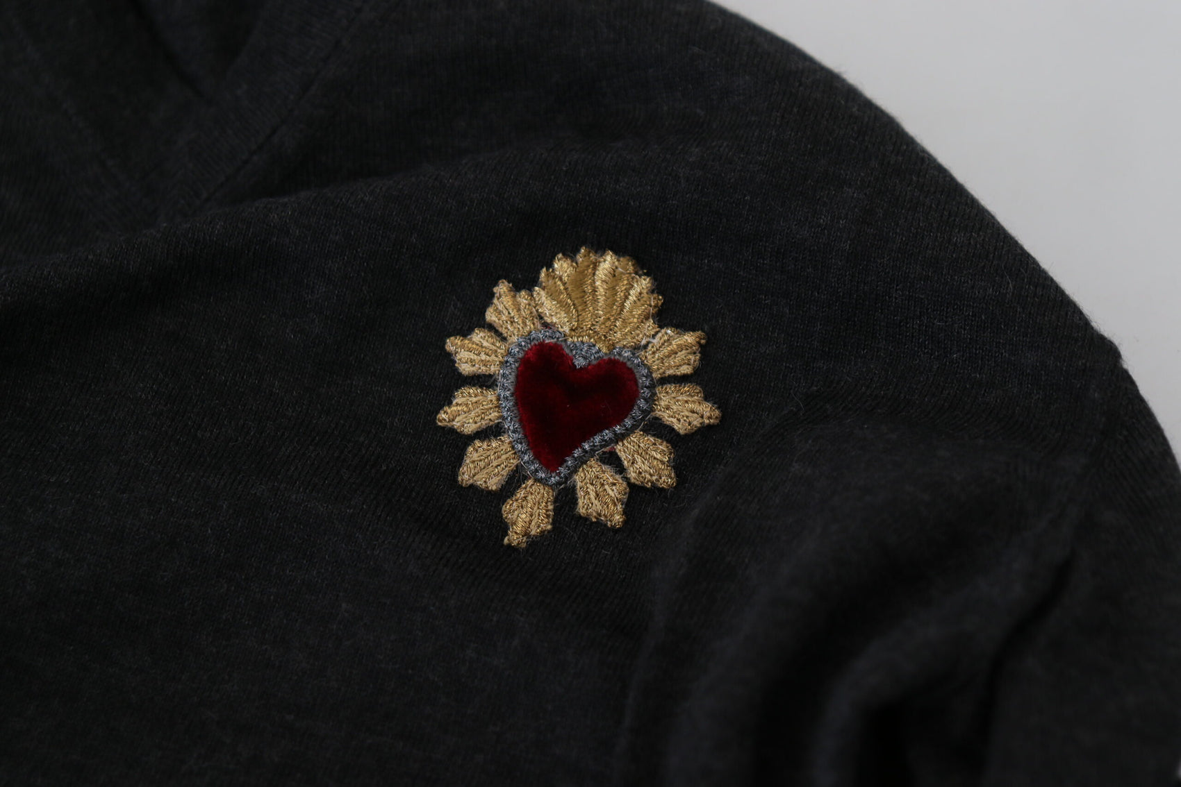 Maglione in cashmere con scollo a V e ricamo a cuore
