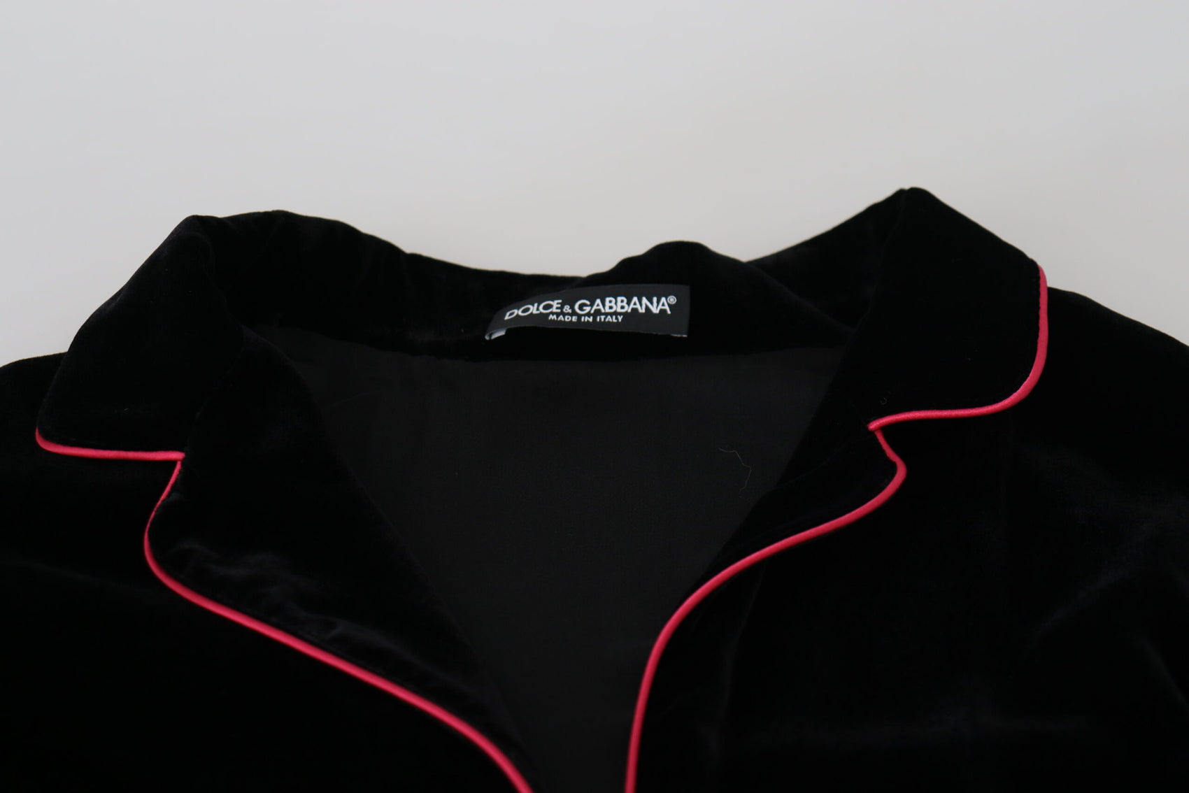 Elegante giacca in misto seta nera con cintura in vita