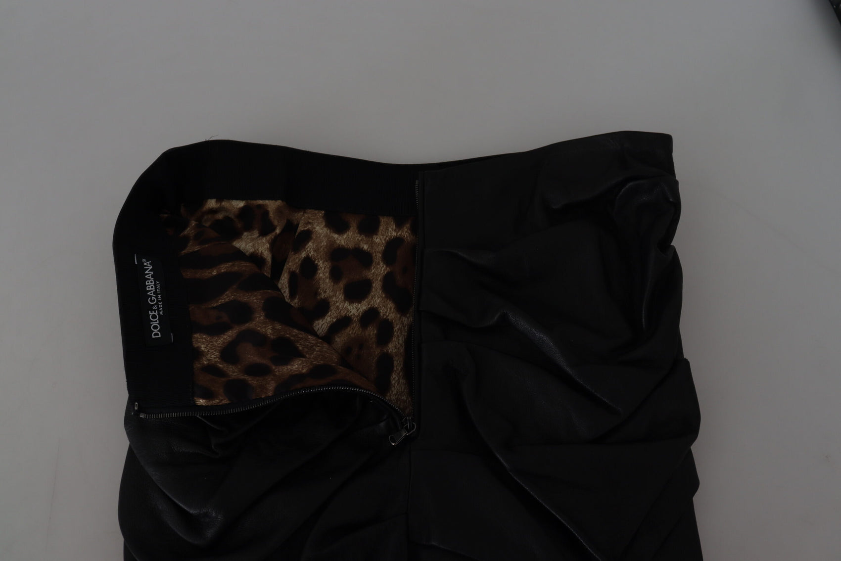 Minigonna in pelle a trapezio con vita alta ed elegante