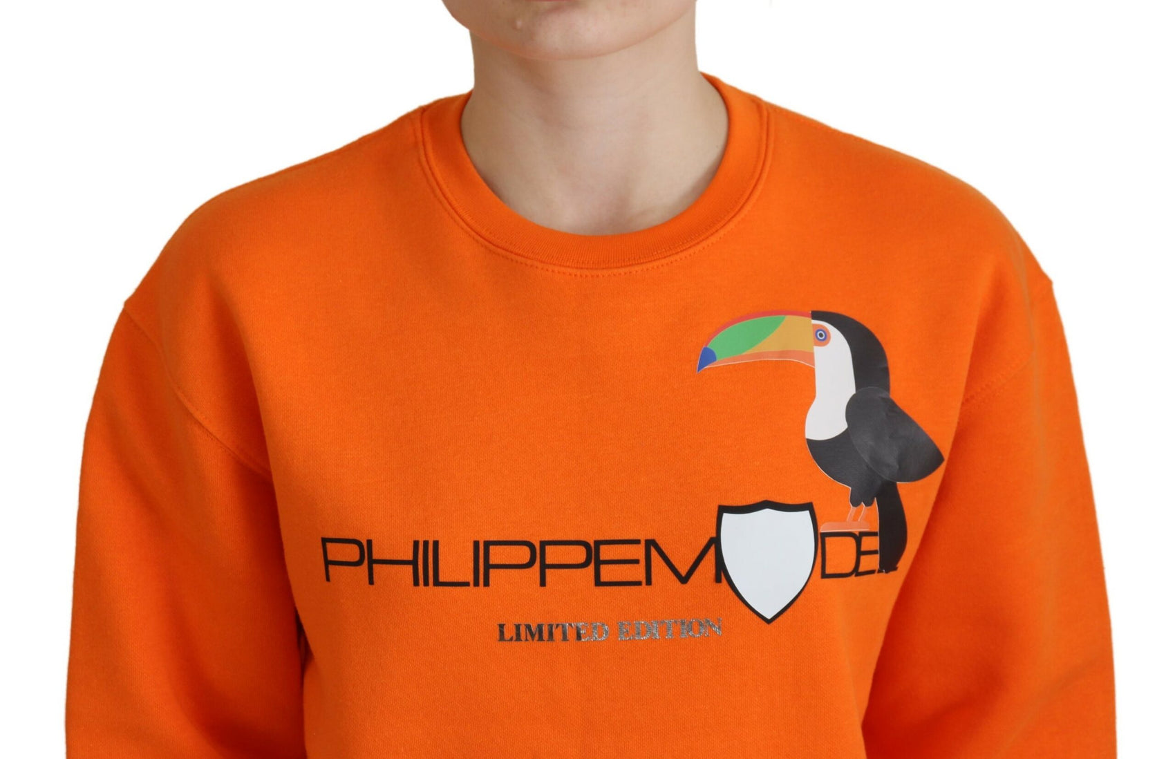 Schicker orangefarbener Pullover mit langen Ärmeln und Aufdruck