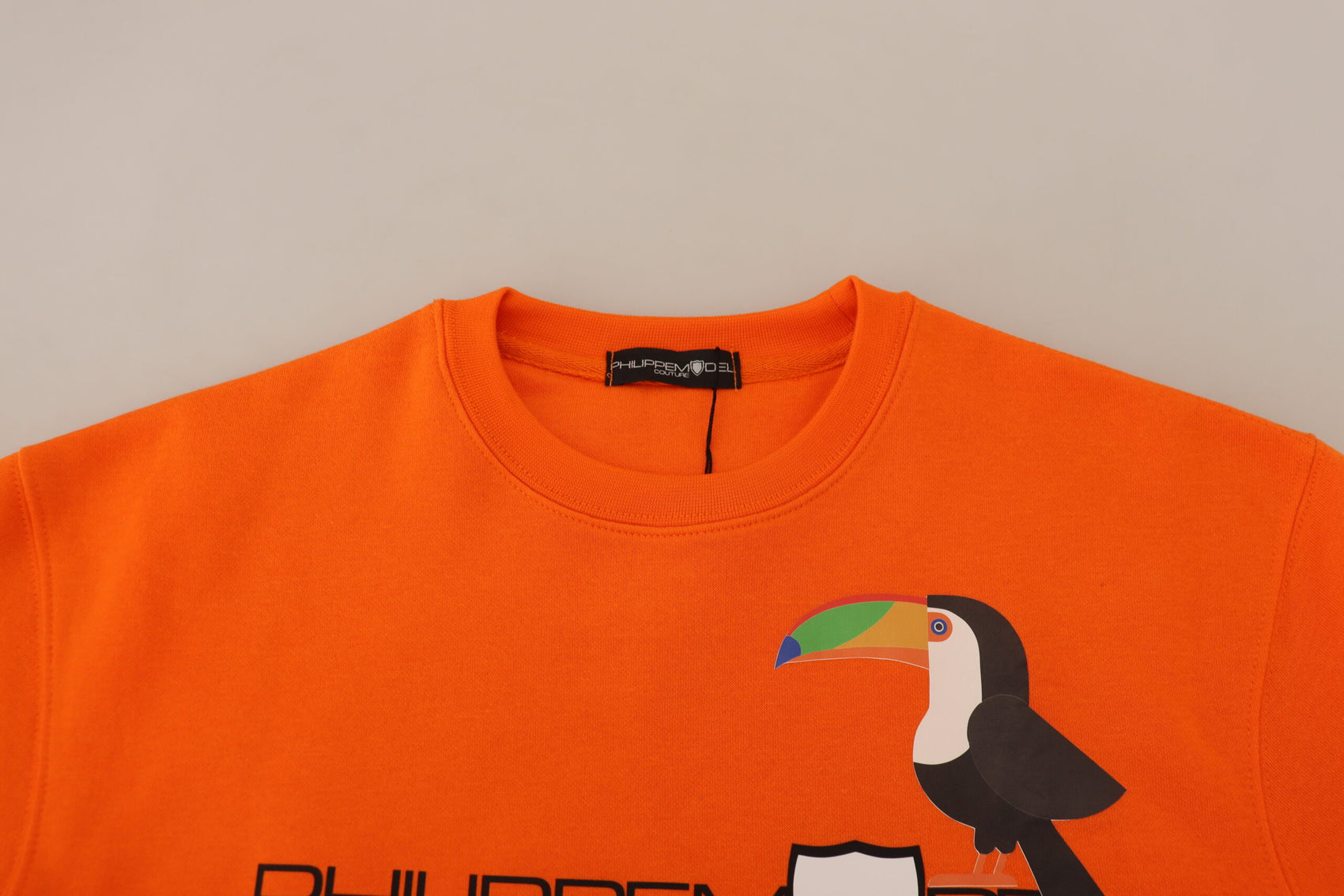 Schicker orangefarbener Pullover mit langen Ärmeln und Aufdruck