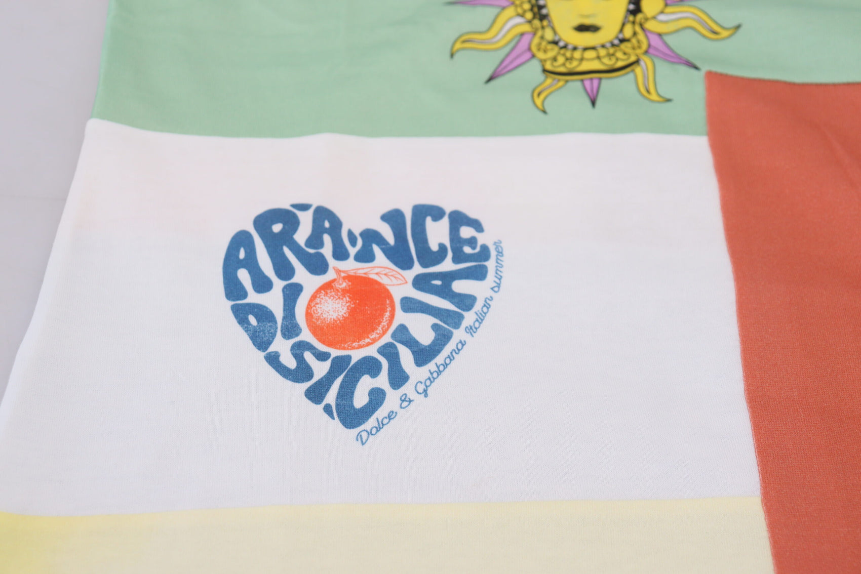 Rundhals-T-Shirt aus Baumwolle mit Patchwork-Print