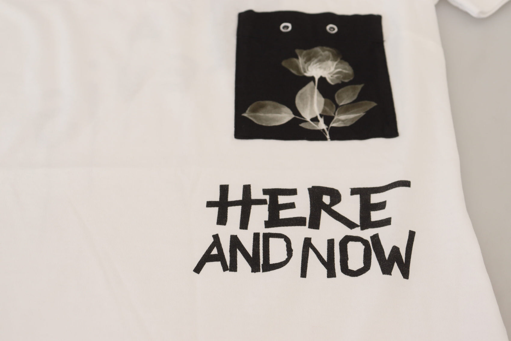 Schickes monochromes Baumwoll-T-Shirt „Here and Now“