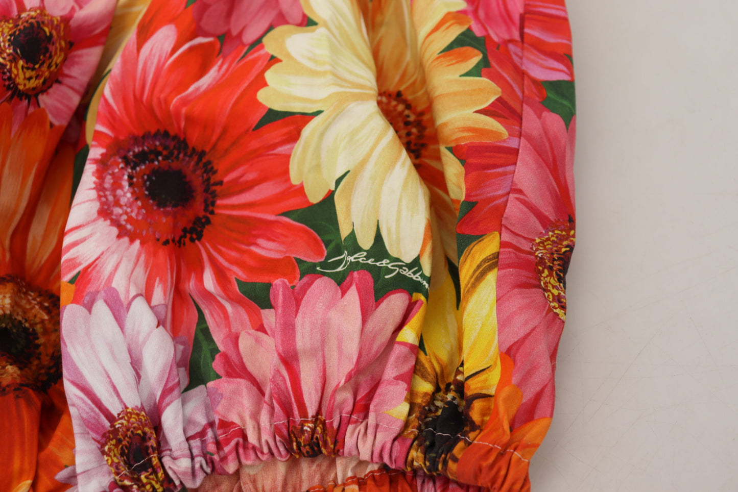 Ärmelloses Crop-Top mit floraler Eleganz