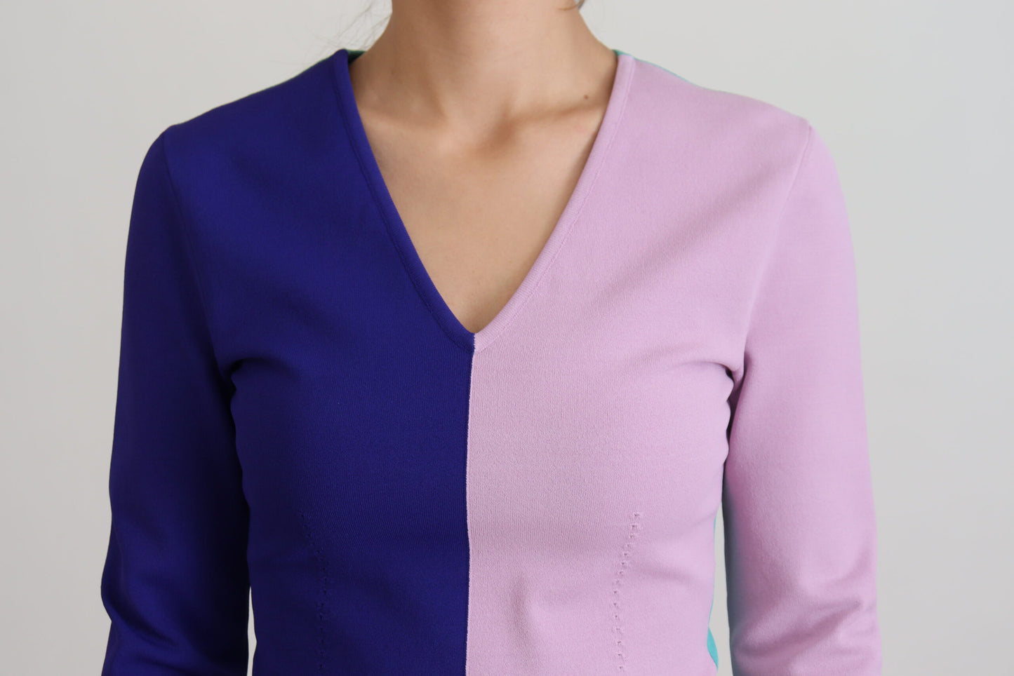 Maglione pullover multicolore con scollo a V