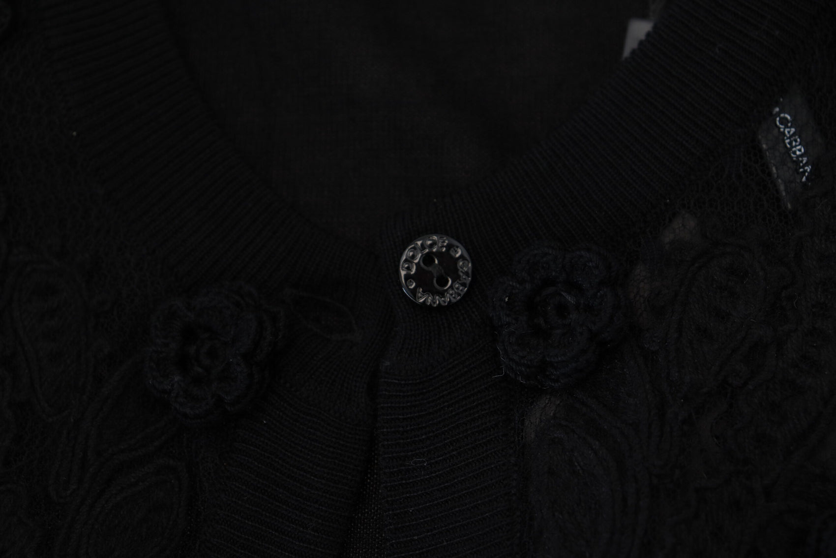 Eleganter schwarzer Cardigan mit Blumenspitze